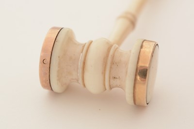 Lot 374 - A George III Scottish gold-mounted curly horn snuff mull.