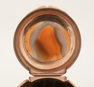 Lot 374 - A George III Scottish gold-mounted curly horn snuff mull.