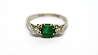 Lot 124 - An emerald and diamond ring
