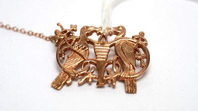 Lot 125 - Les Howe: a 9ct rose gold brooch