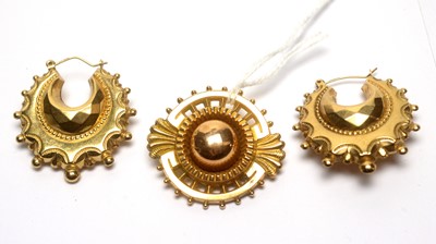 Lot 135 - A 9ct yellow gold hollow cast brooch, and two earrings