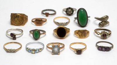 Lot 161 - A selection of gold and silver rings