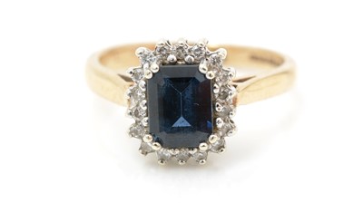 Lot 516 - A sapphire and diamond cluster ring