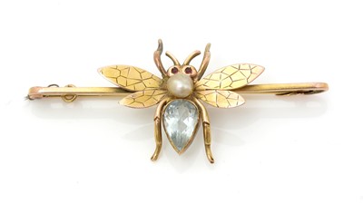 Lot 460 - A 9ct yellow gold insect bar brooch