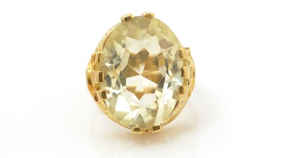 Lot 523 - A citrine ring