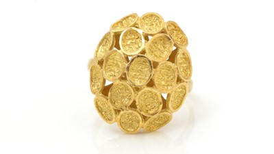 Lot 524 - A modern design 18ct yellow gold ring