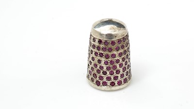 Lot 393 - A 20th Century silver gem-set thimble.
