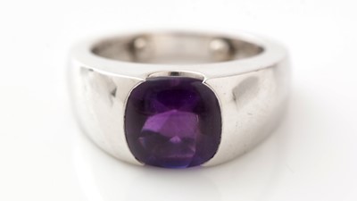 Lot 492 - Theo Fennell: an amethyst and 18ct white gold 'Arc' ring