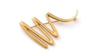 Lot 501 - Paloma Picasso for Tiffany & Co: an 18ct gold brooch