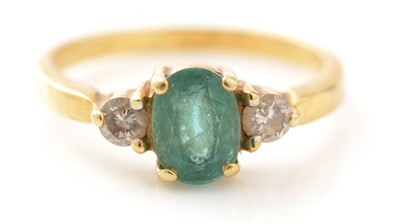 Lot 423 - An emerald and diamond ring