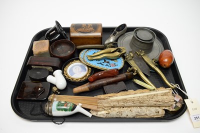 Lot 251 - Assorted collectibles