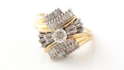 Lot 153 - A diamond dress ring