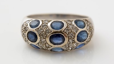 Lot 414 - A sapphire and diamond ring