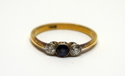 Lot 221 - A sapphire and diamond ring