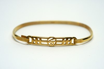 Lot 222 - A 9ct yellow gold Rennie Mackintosh bangle