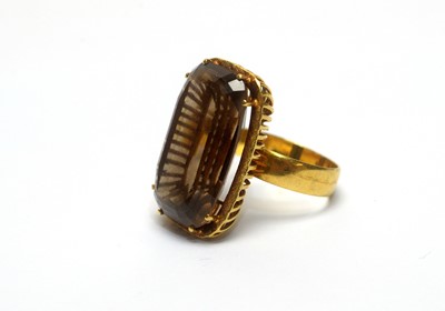 Lot 152 - A smokey quartz ring