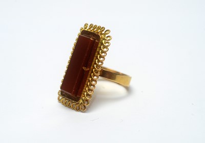 Lot 155 - A carnelian and 18ct gold ring