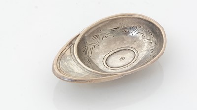Lot 178 - A George III silver 'jockey cap' caddy spoon
