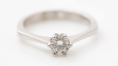 Lot 447 - A single stone diamond ring