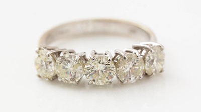 Lot 438 - A five stone diamond ring