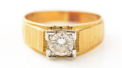 Lot 439 - A solitaire diamond ring