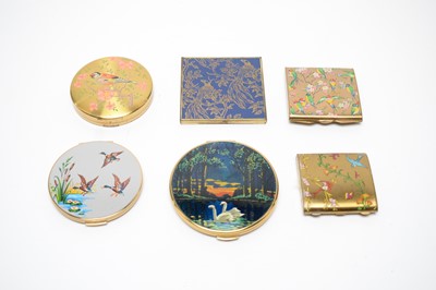 Lot 84 - 1940s bird-themed loose powder compacts by Stratton and others