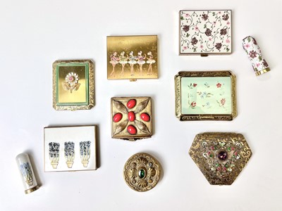 Lot 54 - Late 1930s jewelled and glitter-encrusted powder compacts