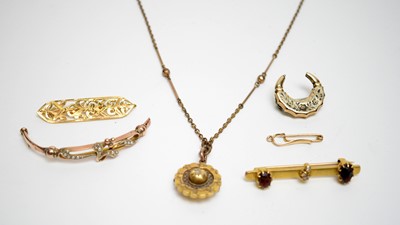 Lot 107 - Assorted gold jewellery, including an 18ct gold pierced tie pin