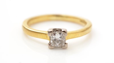 Lot 527 - A solitaire diamond ring