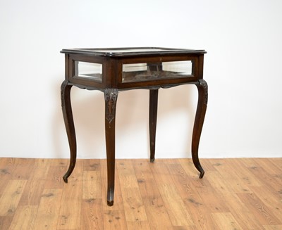 Lot 25 - An early 20th Century mahogany and glass bijouterie table