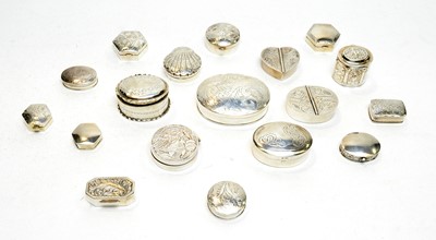 Lot 110 - A collection of silver boxes