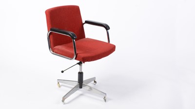 Lot 68 - A retro vintage mid 20th Century circa 1970s swivel office chair