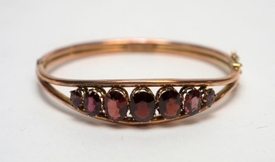 Lot 144 - A late 19th Century garnet bangle