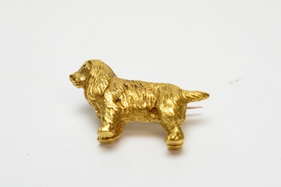Lot 215 - An 18ct yellow gold spaniel pattern brooch