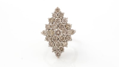 Lot 454 - A diamond dress ring
