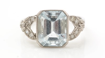 Lot 489 - An aquamarine and diamond ring