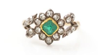 Lot 460 - A George III emerald and diamond cluster ring