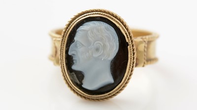 Lot 464 - A 19th Century hardstone cameo ring