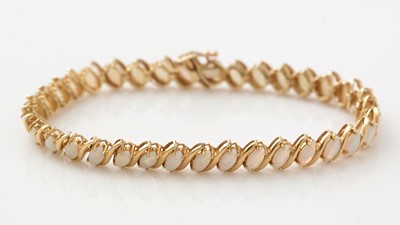 Lot 430 - An opal bracelet