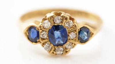 Lot 431 - An early 20th Century sapphire and diamond ring
