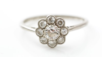 Lot 456 - An early 20th Century diamond cluster ring