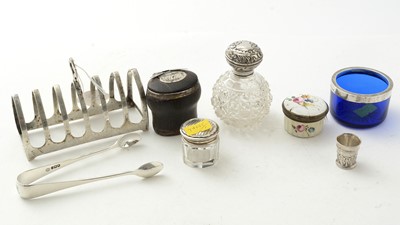Lot 132 - A silver mounted horn snuff and other items