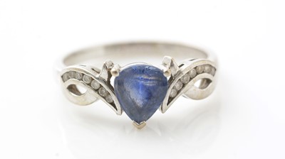 Lot 202 - A sapphire and diamond ring