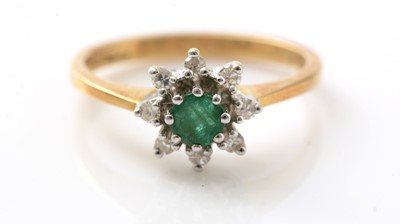Lot 183 - An emerald and diamond cluster ring
