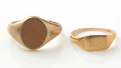 Lot 184 - A 9ct yellow gold signet ring and another