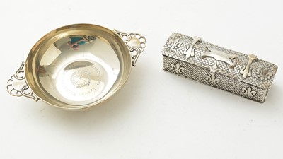 Lot 128 - A silver box by James Walter Tiptaft and a quaich