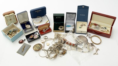 Lot 145 - A selection of costume jewellery