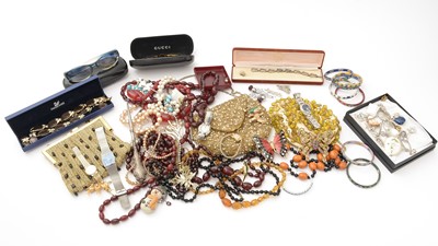 Lot 211 - A collection of costume jewellery