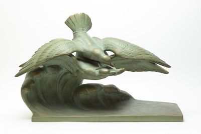 Lot 372 - An Art Deco style seagull sculpture