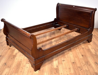 Lot 33 - A modern mahogany 'lit en bateau' double bed